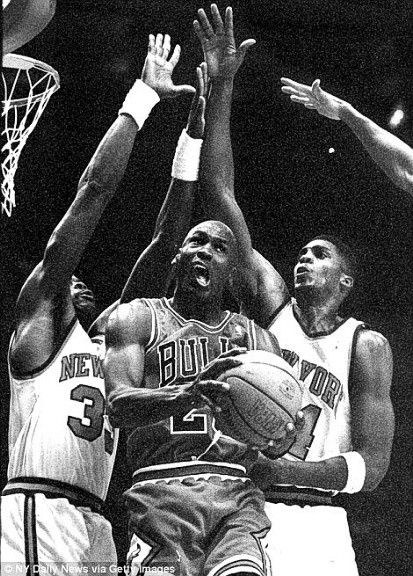 Trong hình, Jordan bị vây chặt bởi các cầu thủ New York Knicks. Mối thù Bulls – Knicks là một trong những mối thù căng thẳng nhất của thập kỷ 1990, nhưng New York Knicks chưa bao giờ đánh bại được Chicago Bulls của Jordan.